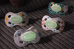 Medela Baby Pacifier | Night - Glow in The Dark | 0-6 Months | 2-Pack | Lightweight | BPA-Free | Hedgehogs and Moon with Stars, Yellow